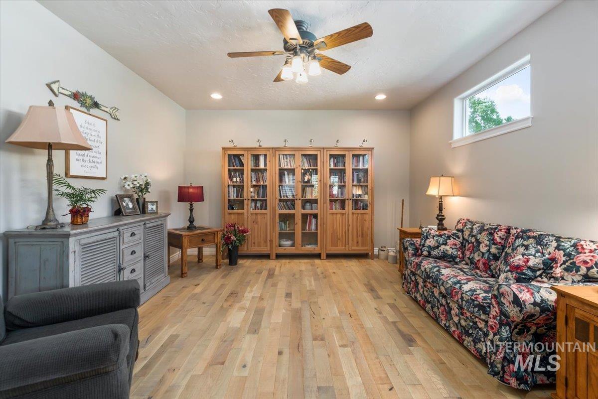 1513 S Willow Lake Pl