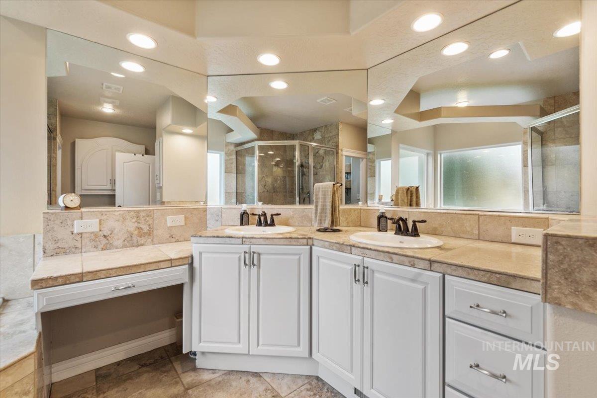 1513 S Willow Lake Pl