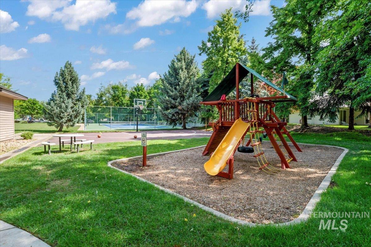 1513 S Willow Lake Pl