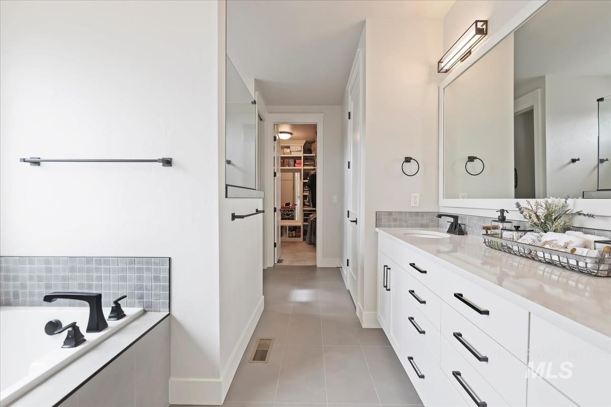 4696 N Legacy Woods Pl