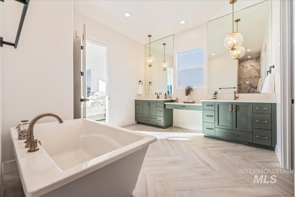 14437 N Woodpecker Avenue