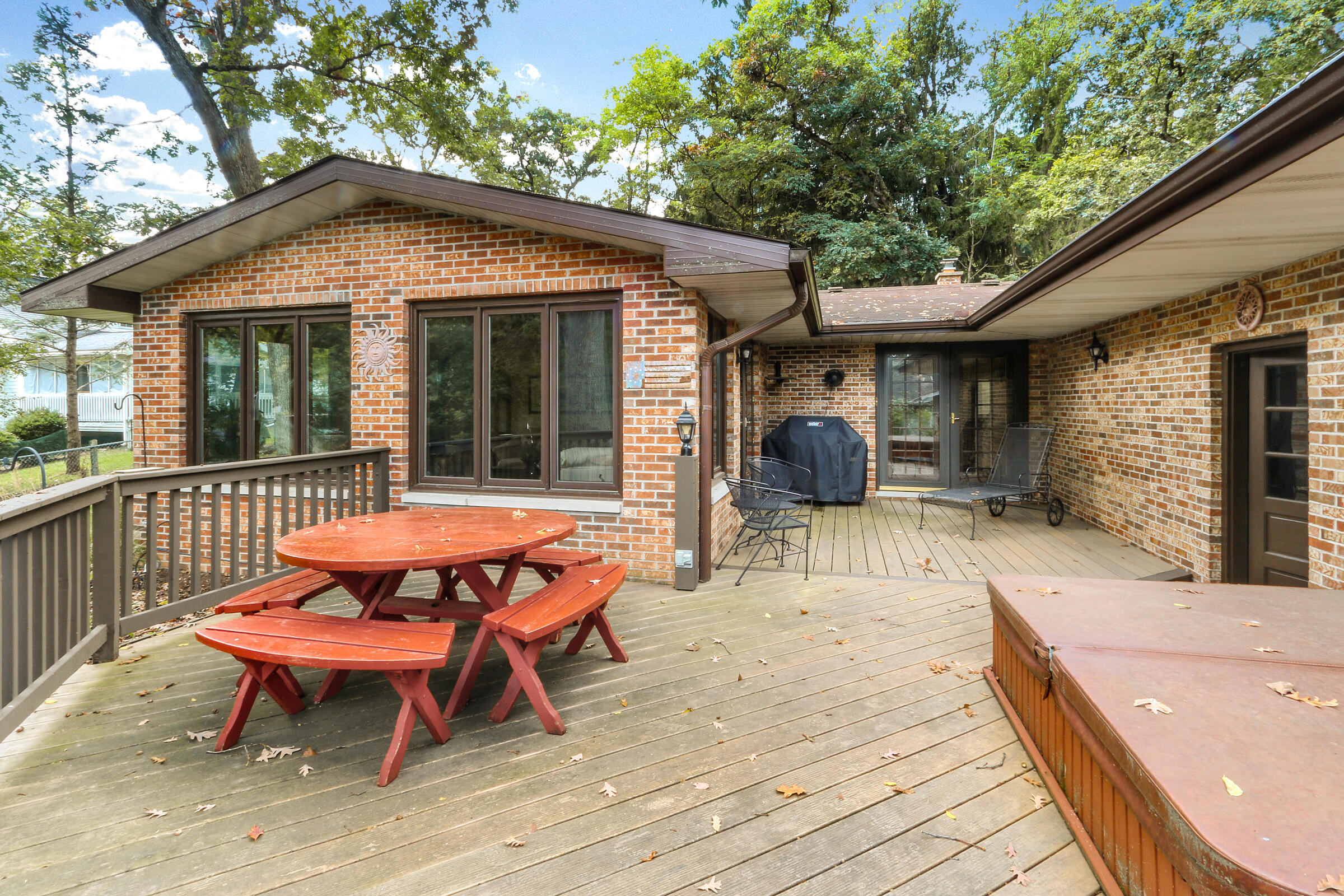 859 Sauganash Dr