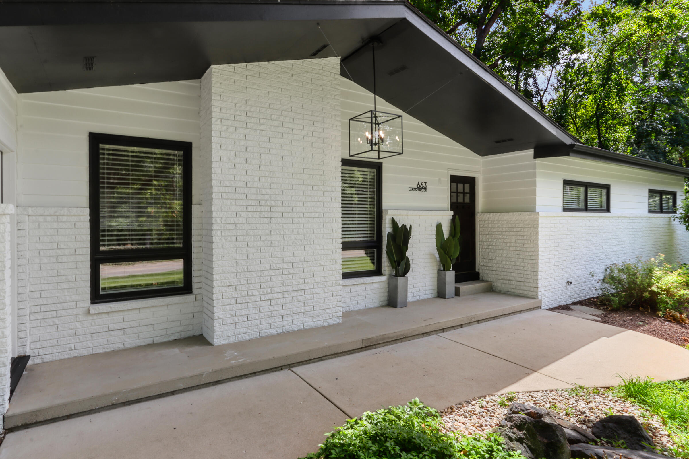 663 S Lakeshore Dr
