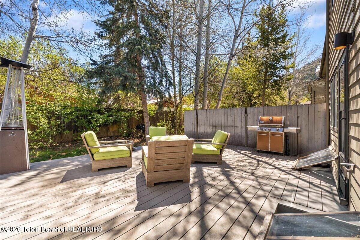 514 E PEARL Avenue