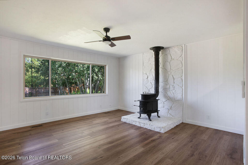 1065 W LONGHORN Drive