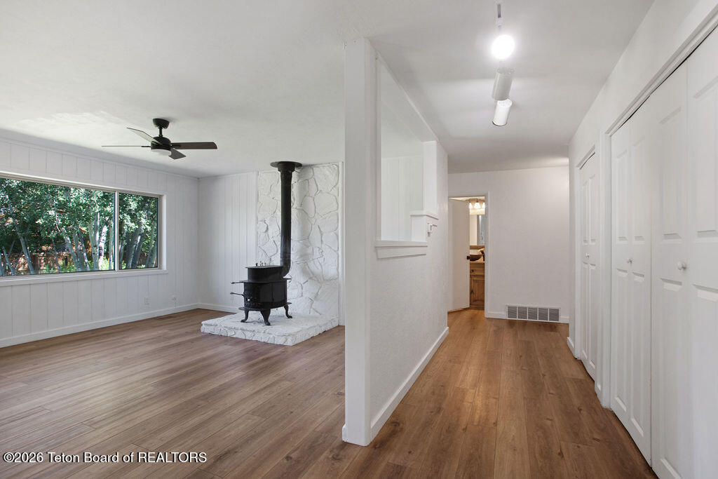 1065 W LONGHORN Drive