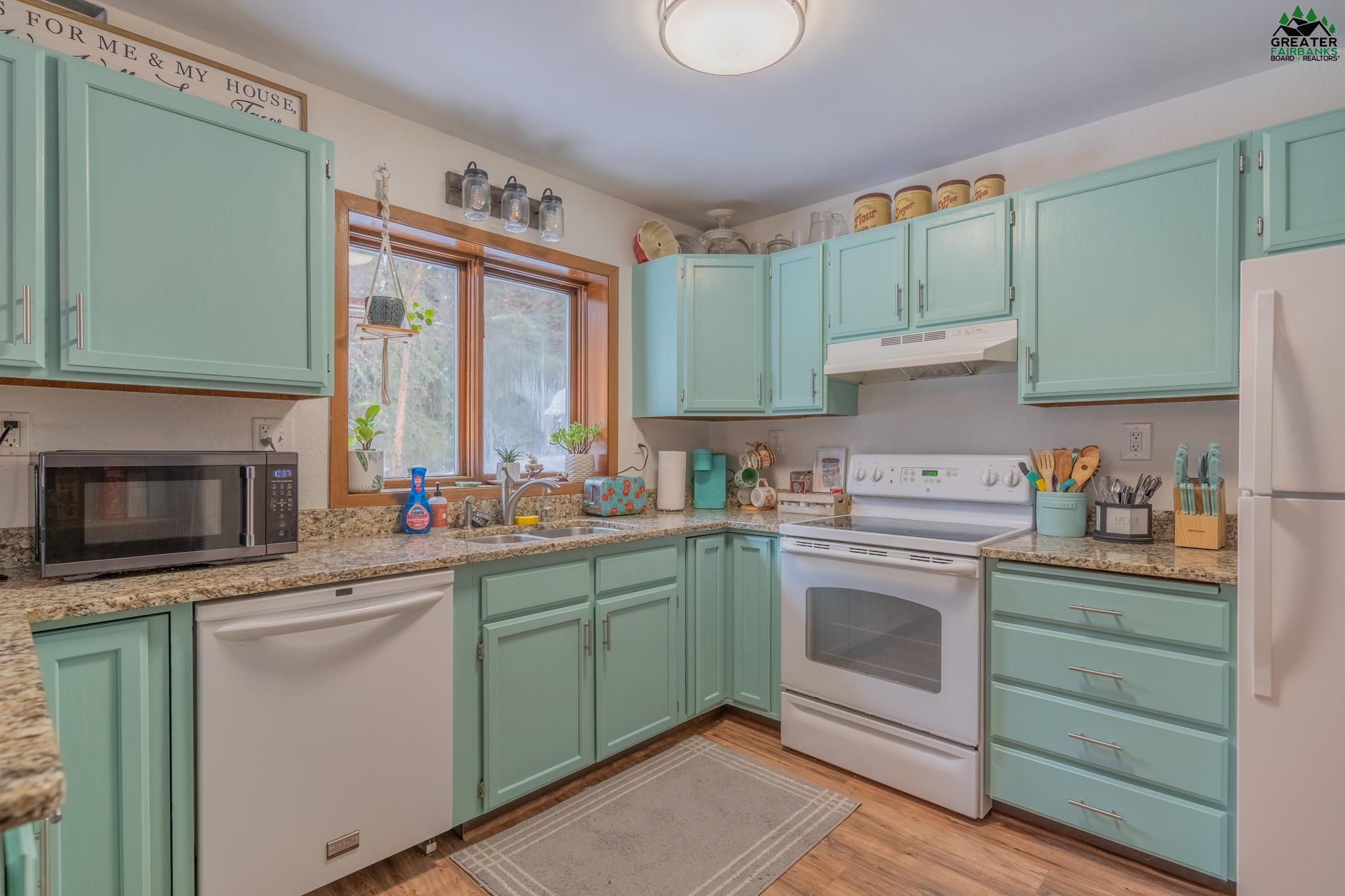 3361 FERNWOOD AVENUE