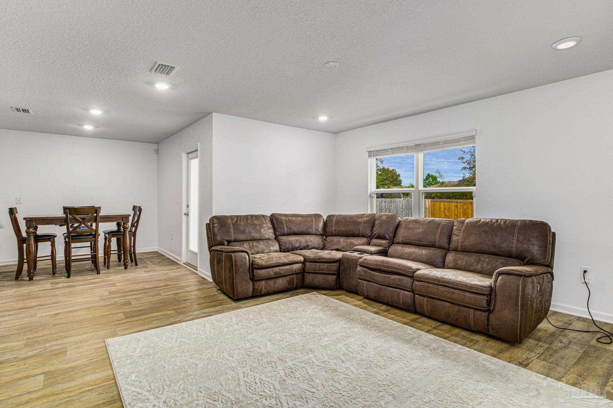 5673 Guinevere Ln
