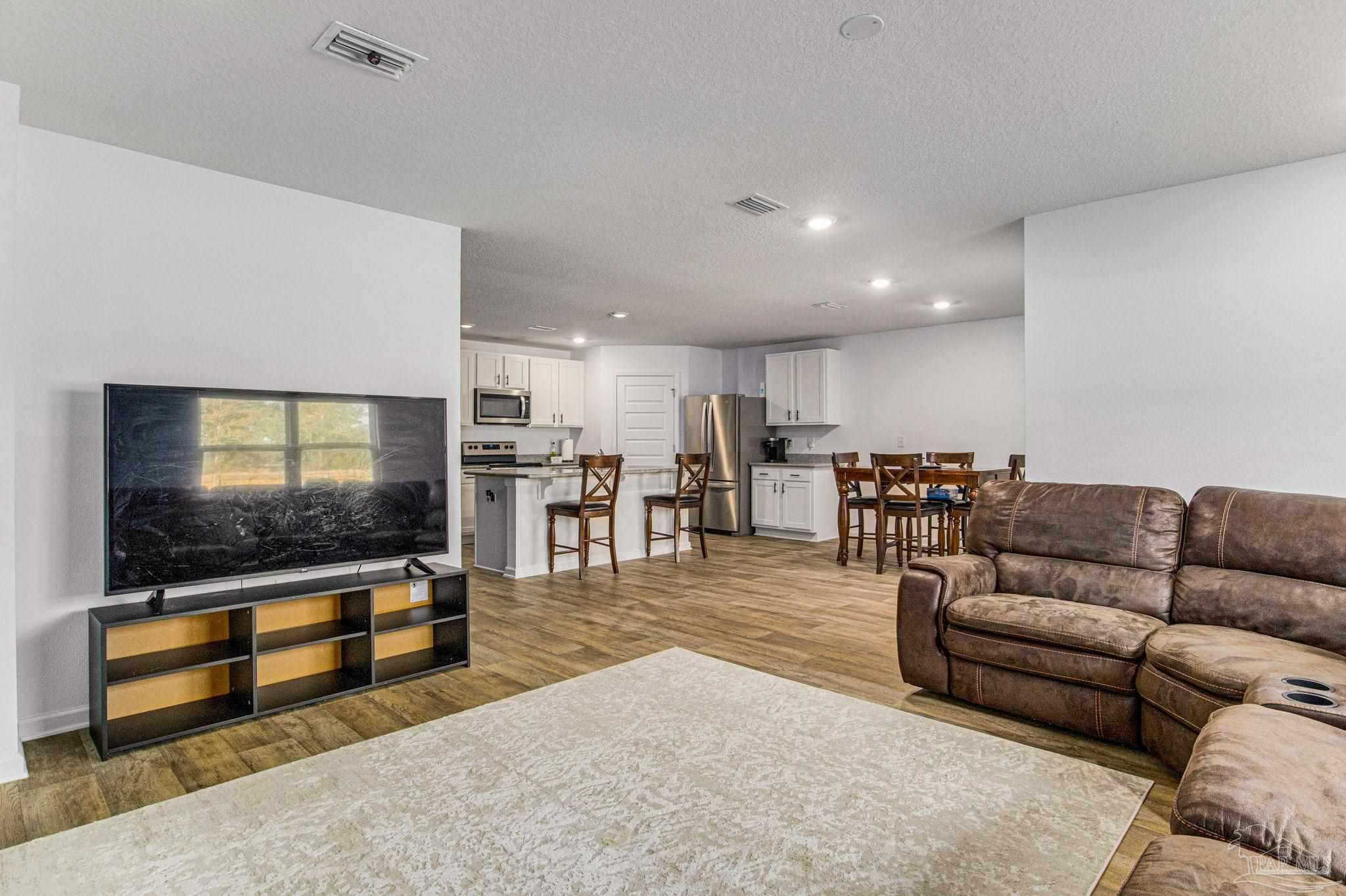 5673 Guinevere Ln