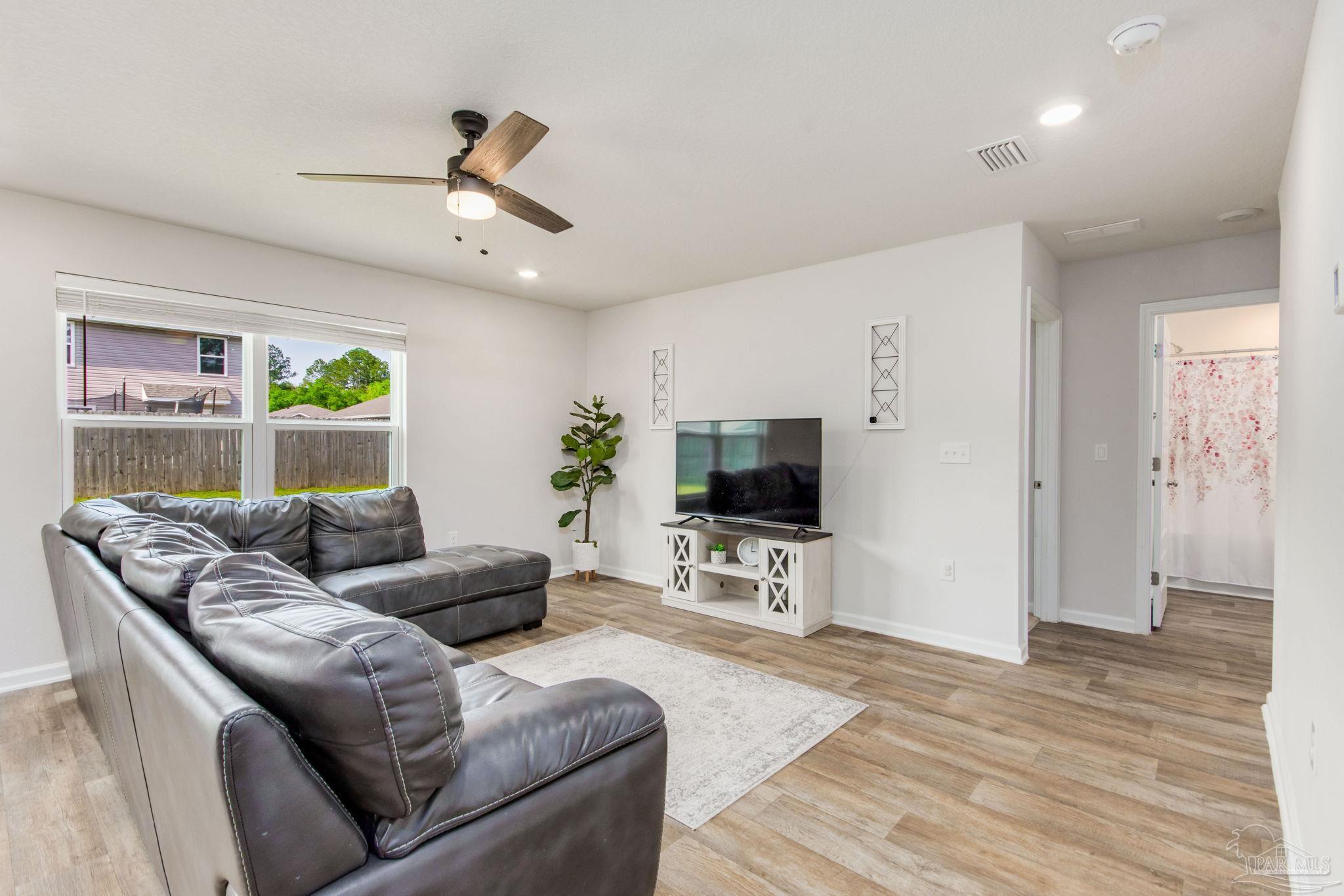 10580 Queens Gate Cir