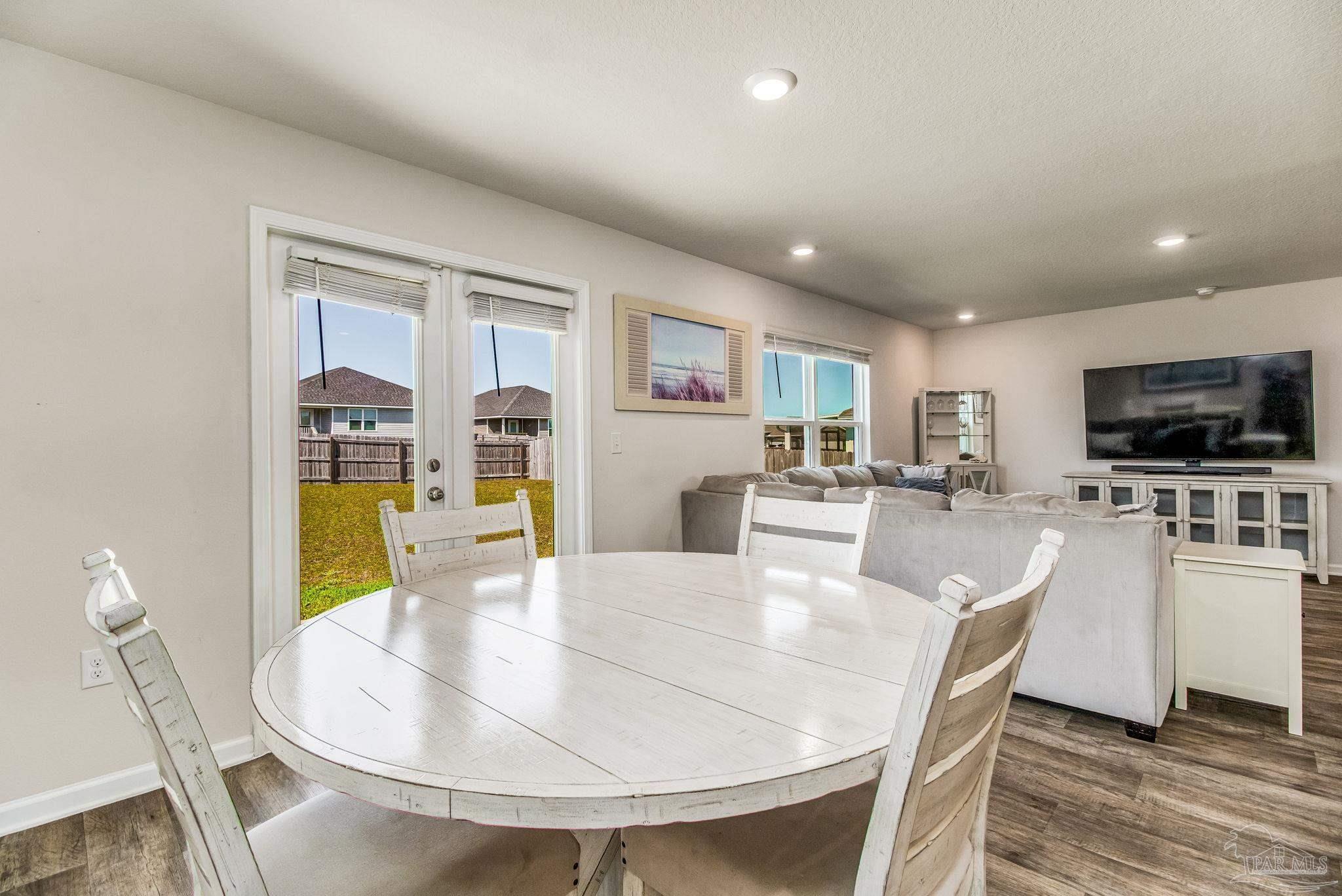 5594 Guinevere Ln