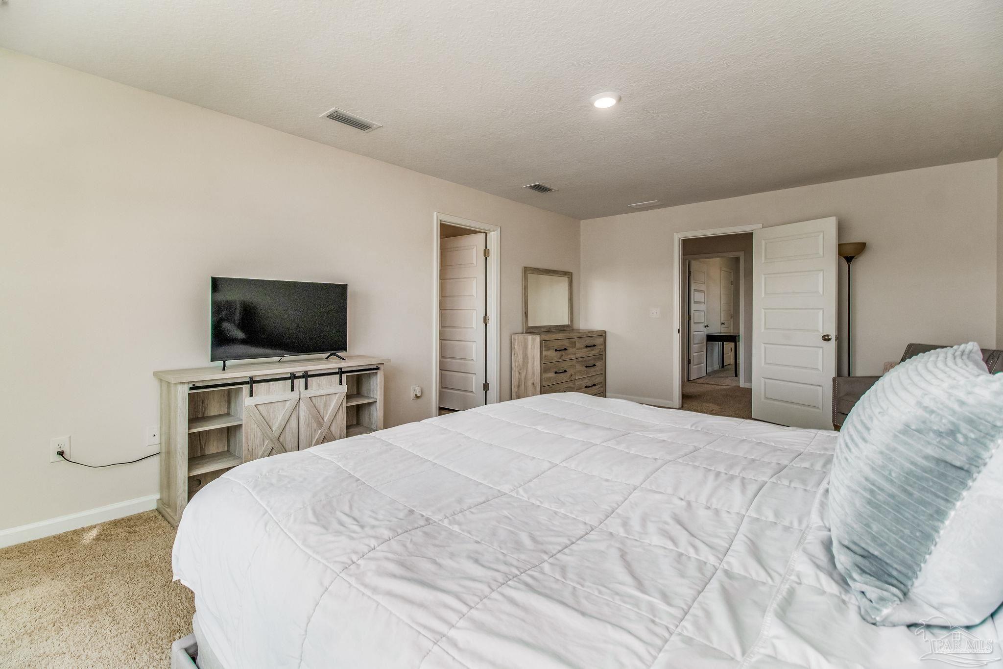 5594 Guinevere Ln