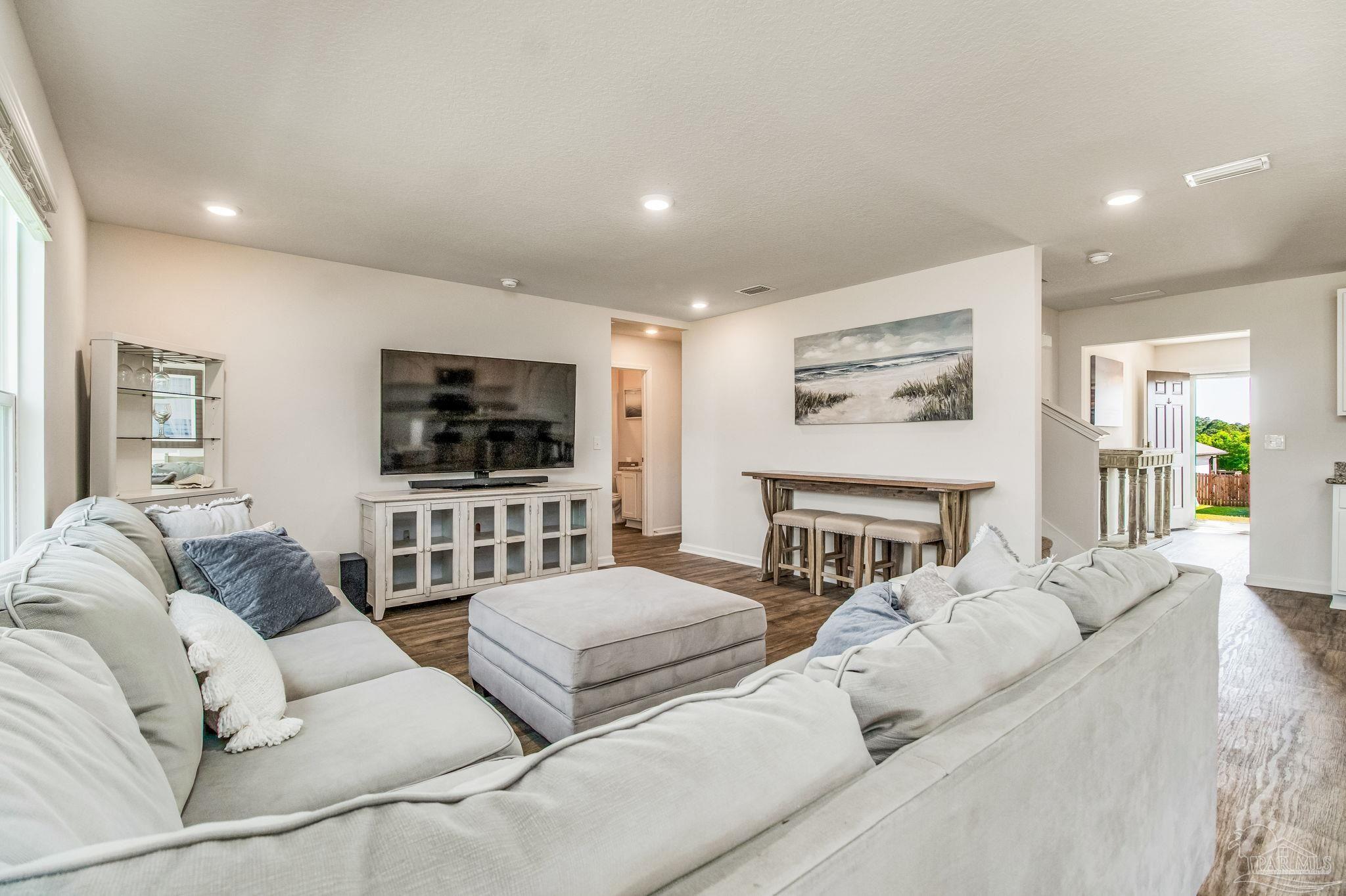 5594 Guinevere Ln