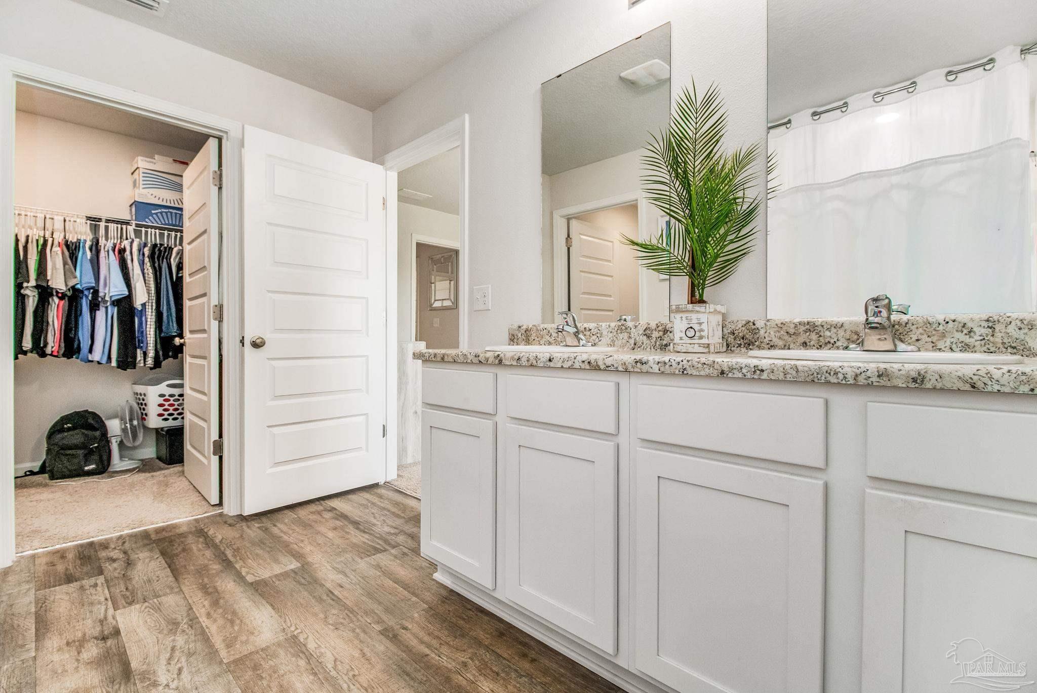 5594 Guinevere Ln