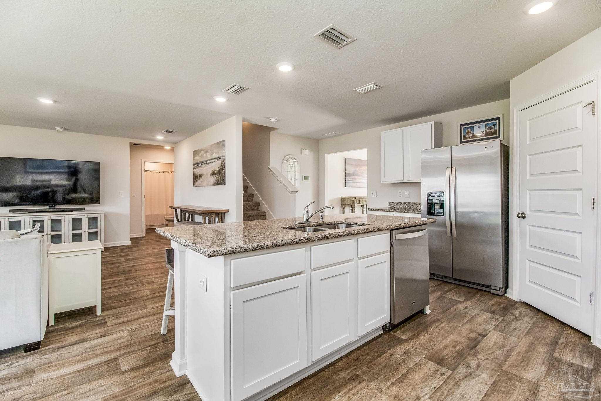 5594 Guinevere Ln
