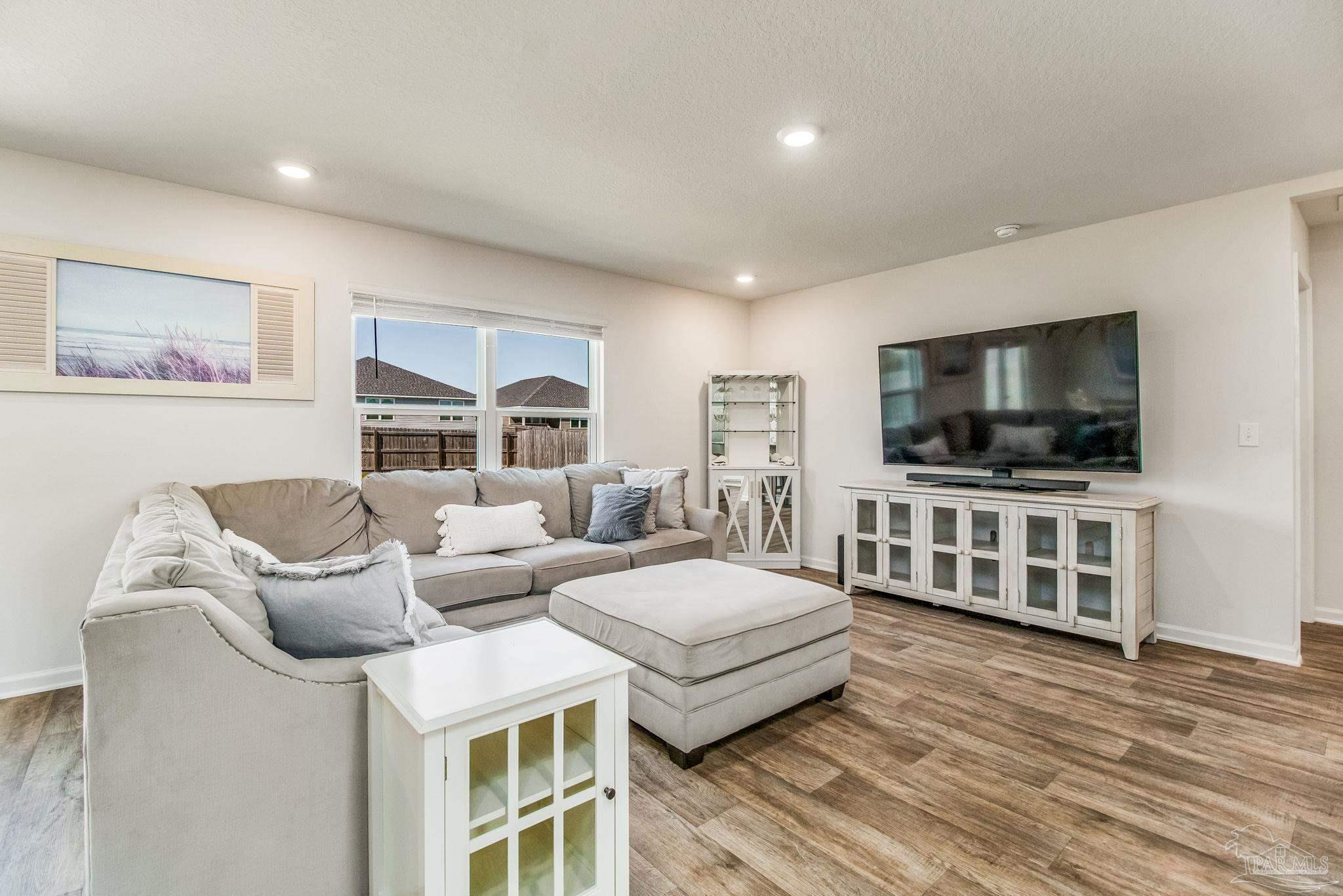 5594 Guinevere Ln