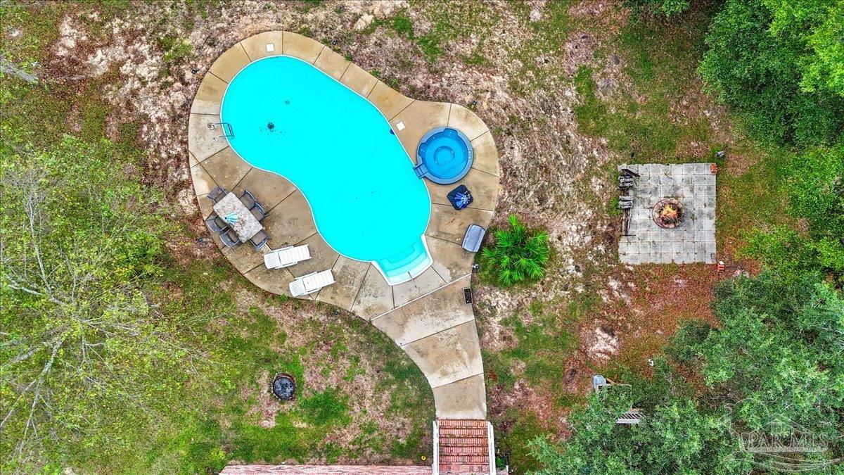 5763 White Oak Ln