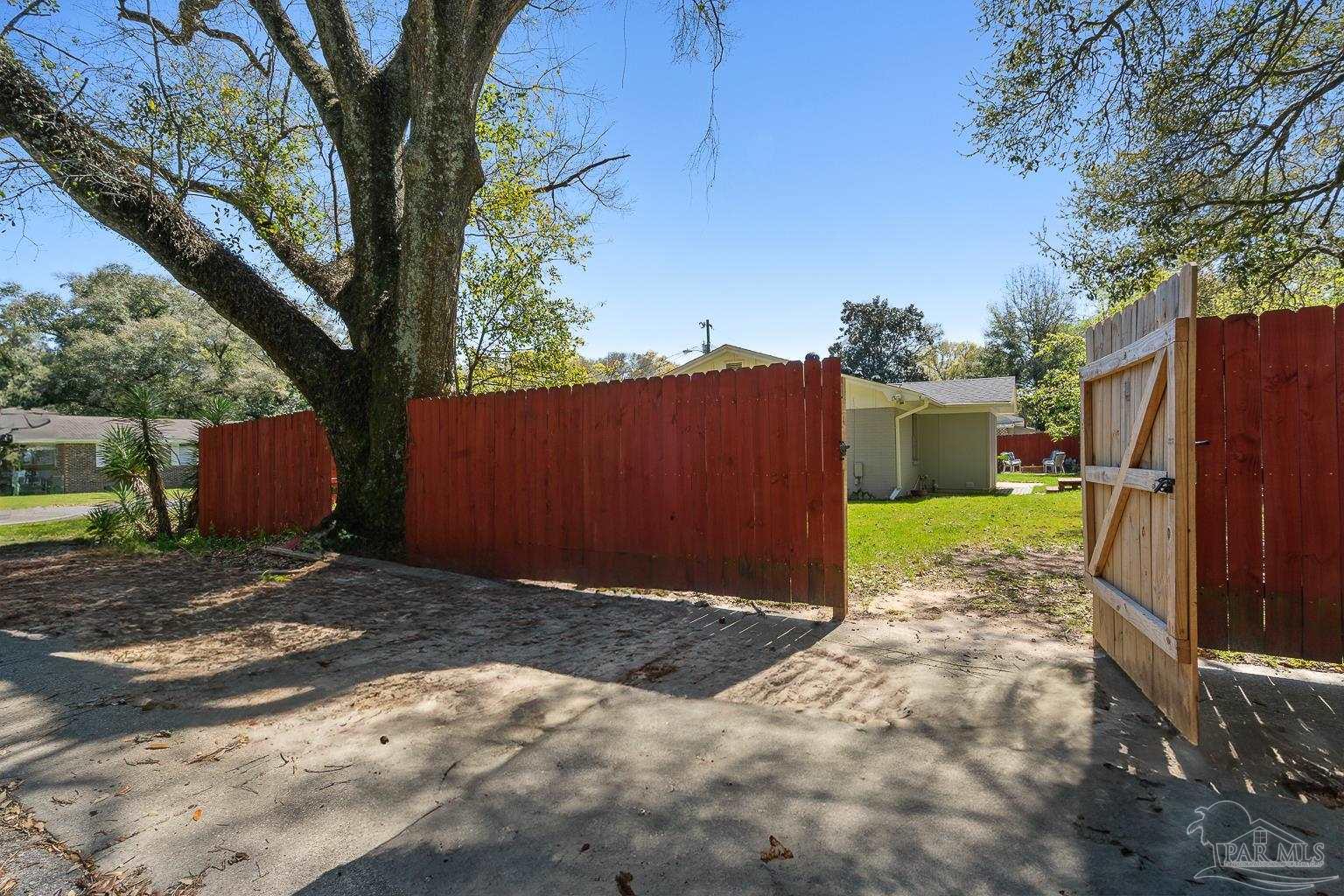 1719 Larry Ave