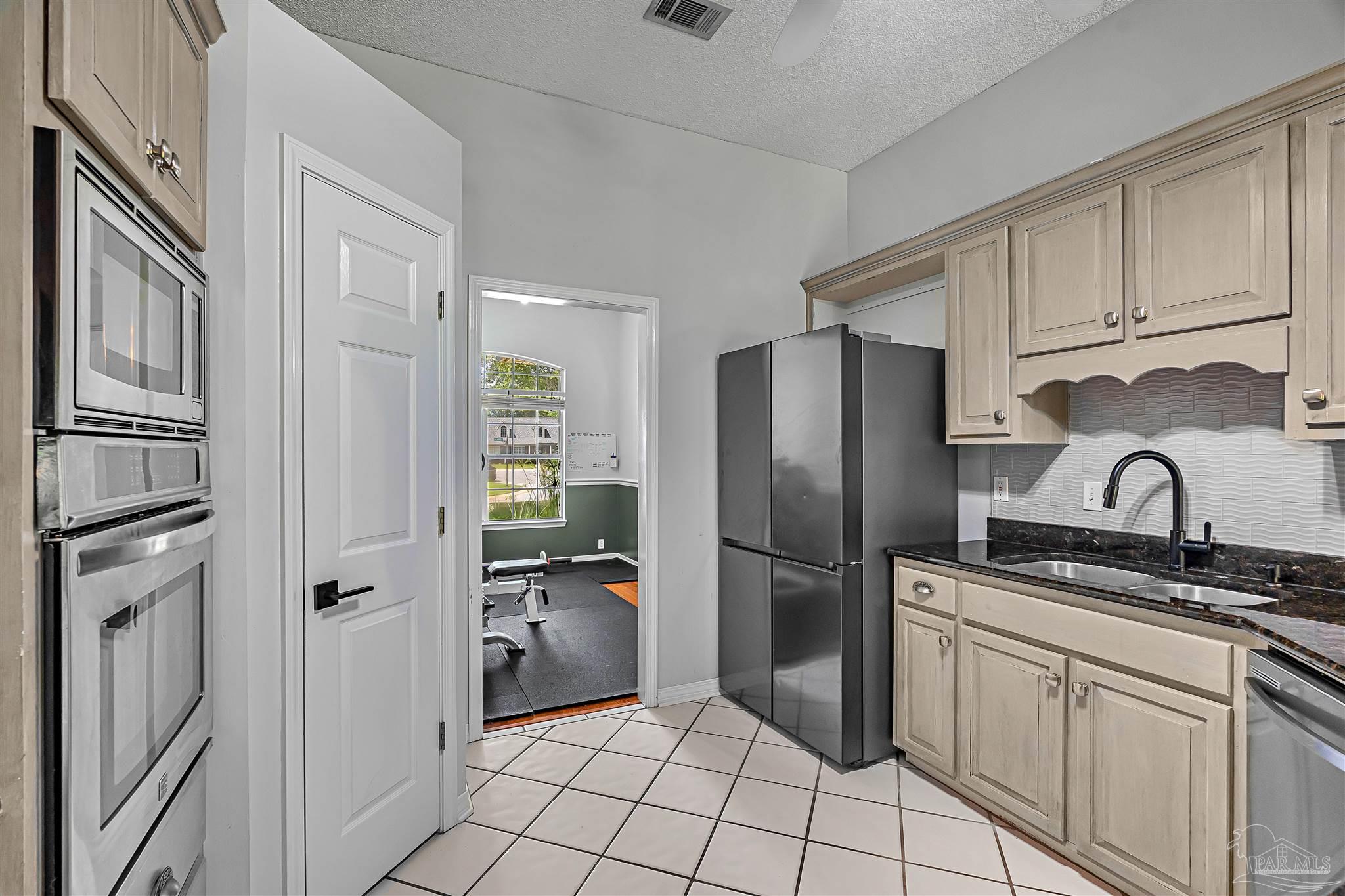 3068 Killarney Dr