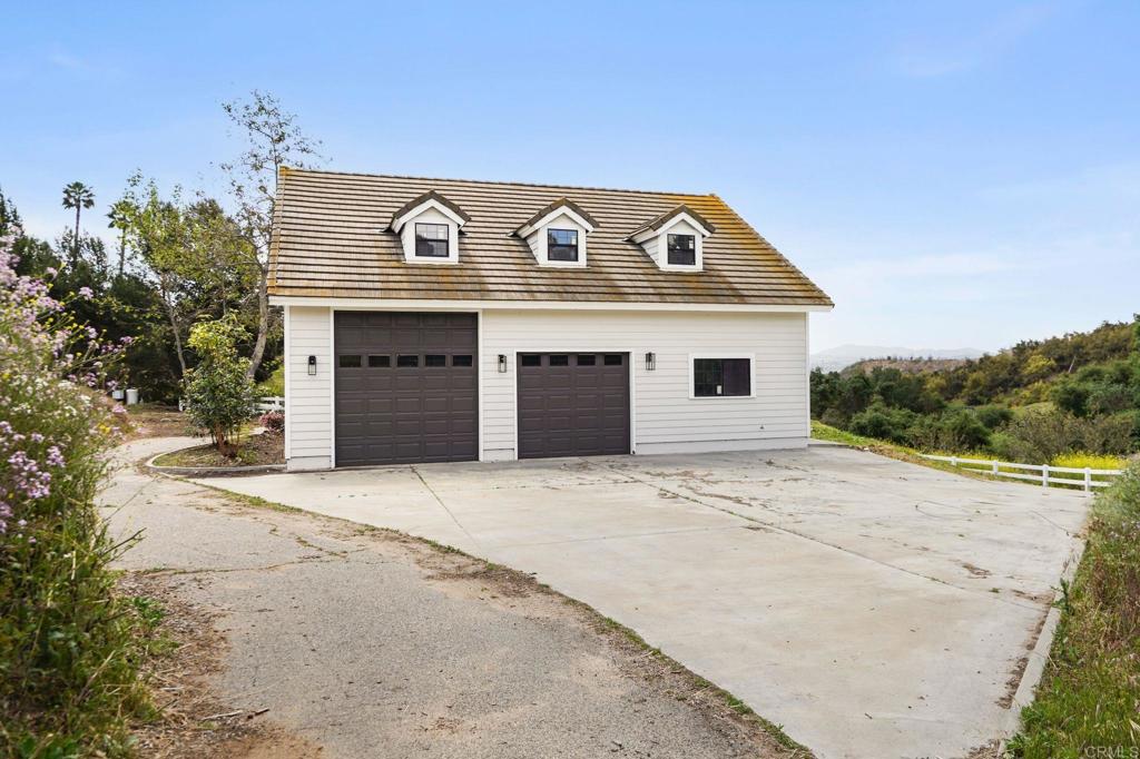 2205 Dos Lomas