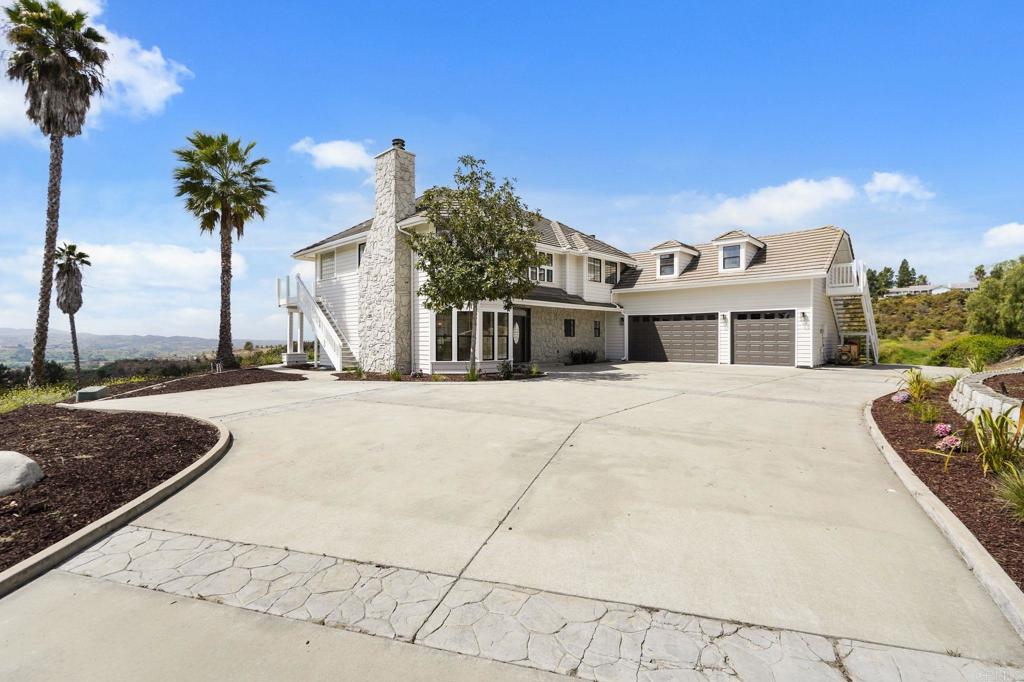 2205 Dos Lomas
