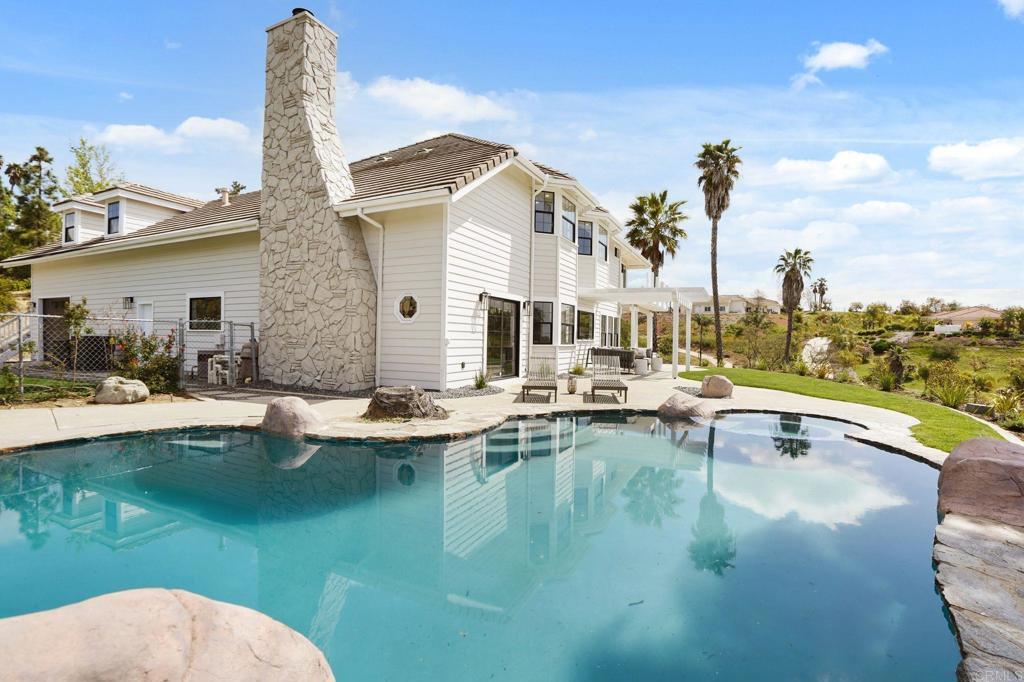 2205 Dos Lomas