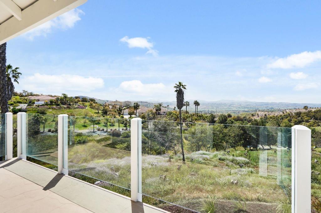 2205 Dos Lomas