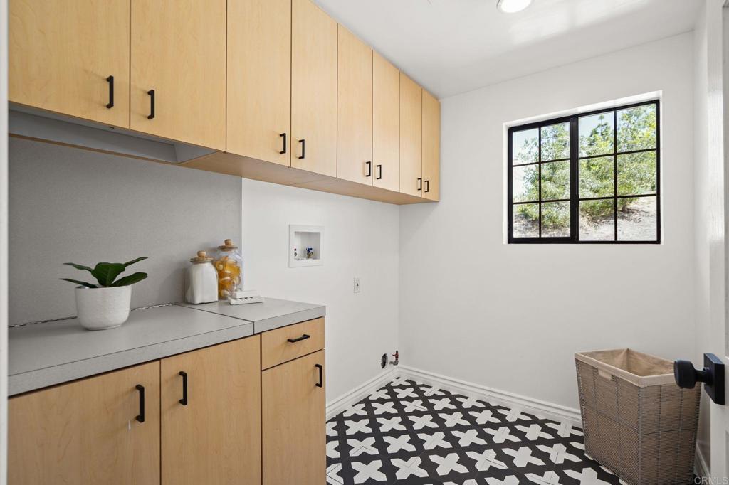2205 Dos Lomas