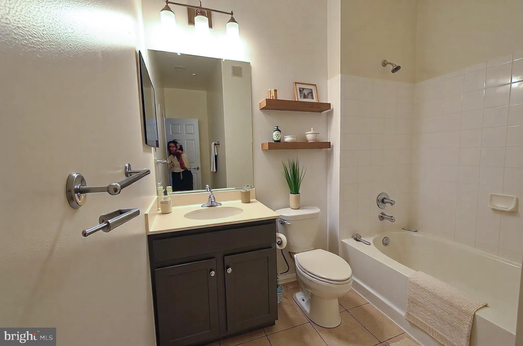 3810 Lightfoot St #404