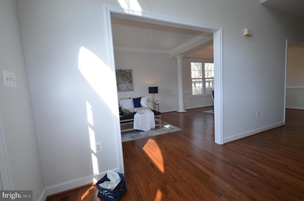 5976 Tapestry Dr