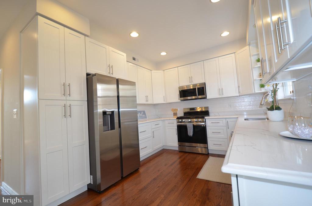 5976 Tapestry Dr