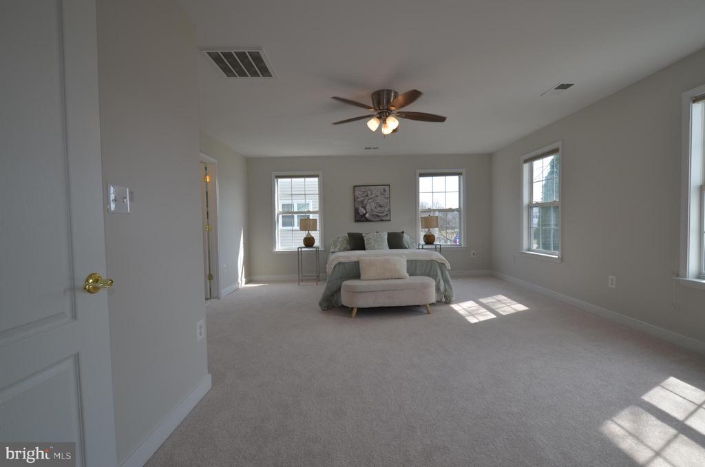 5976 Tapestry Dr