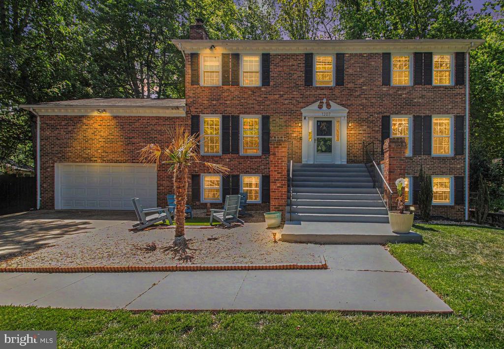 1207 RICHMOND DRIVE