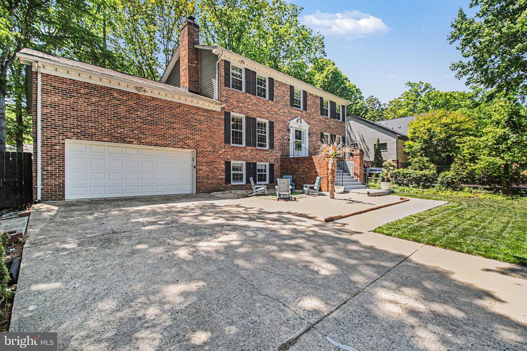 1207 RICHMOND DRIVE