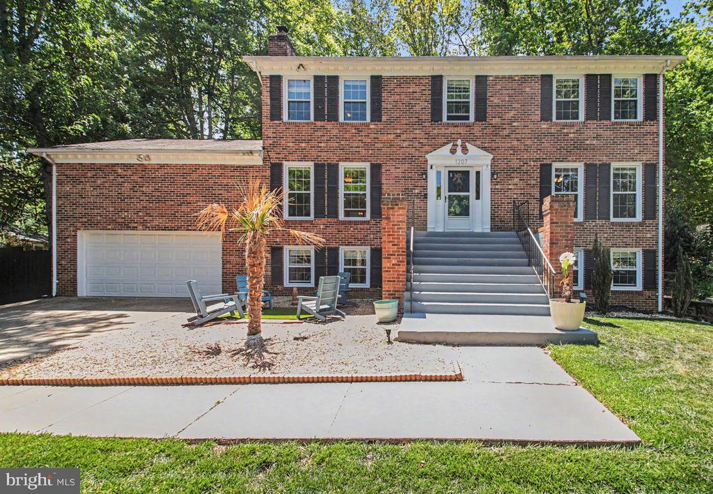 1207 RICHMOND DRIVE