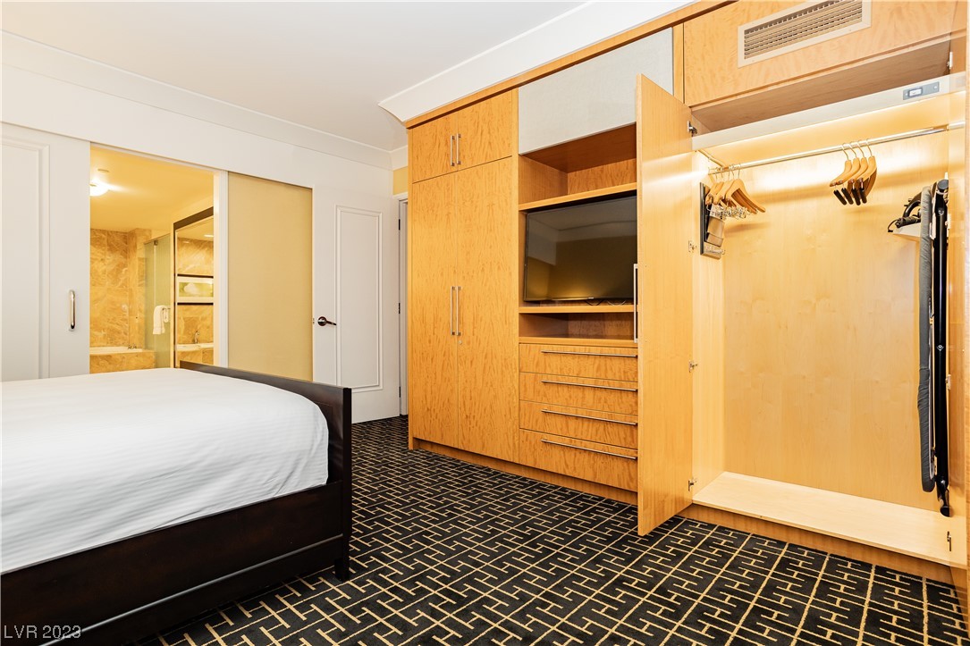 2000 North Fashion Show Drive 4511