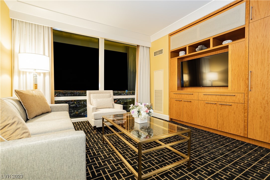 2000 North Fashion Show Drive 4511