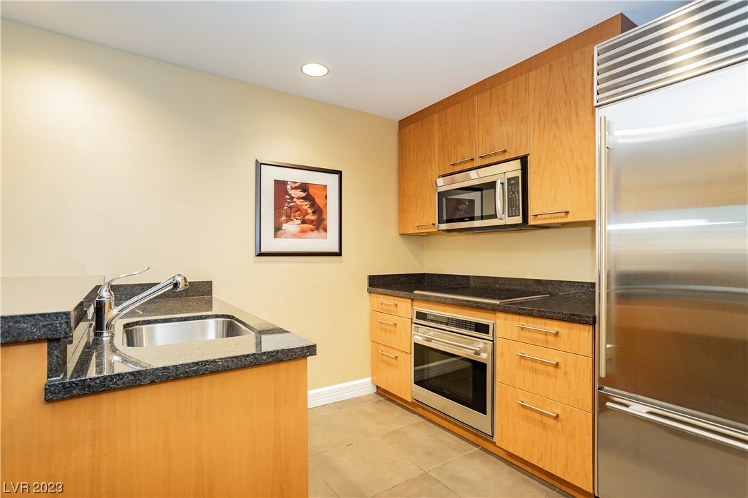 2000 North Fashion Show Drive 4511