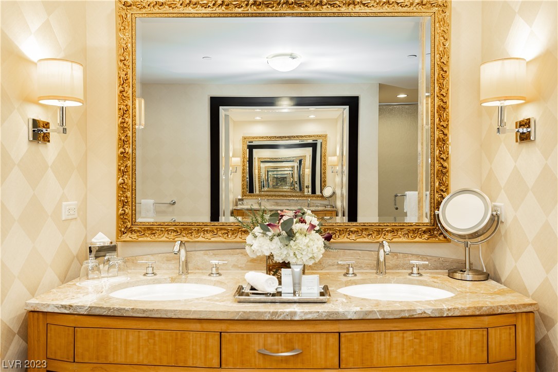 2000 North Fashion Show Drive 4511