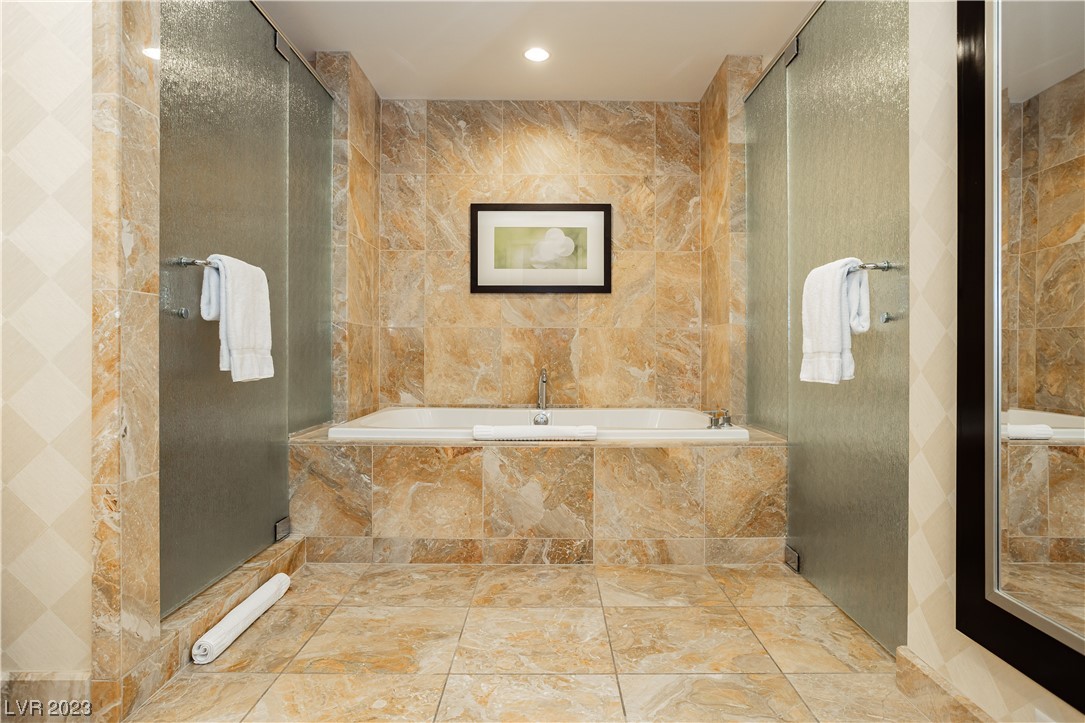 2000 North Fashion Show Drive 4511