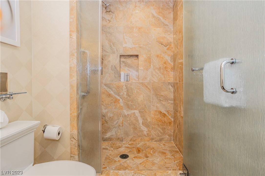 2000 North Fashion Show Drive 4511