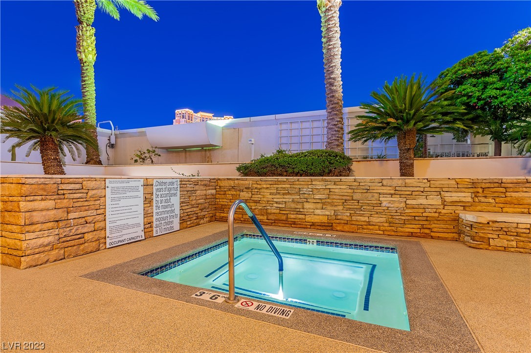 2000 North Fashion Show Drive 4511