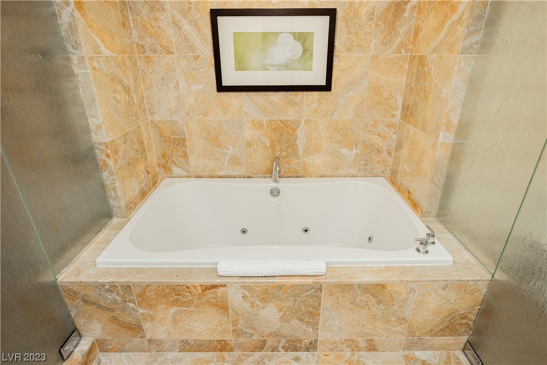 2000 North Fashion Show Drive 4511