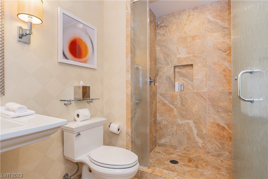 2000 North Fashion Show Drive 4511