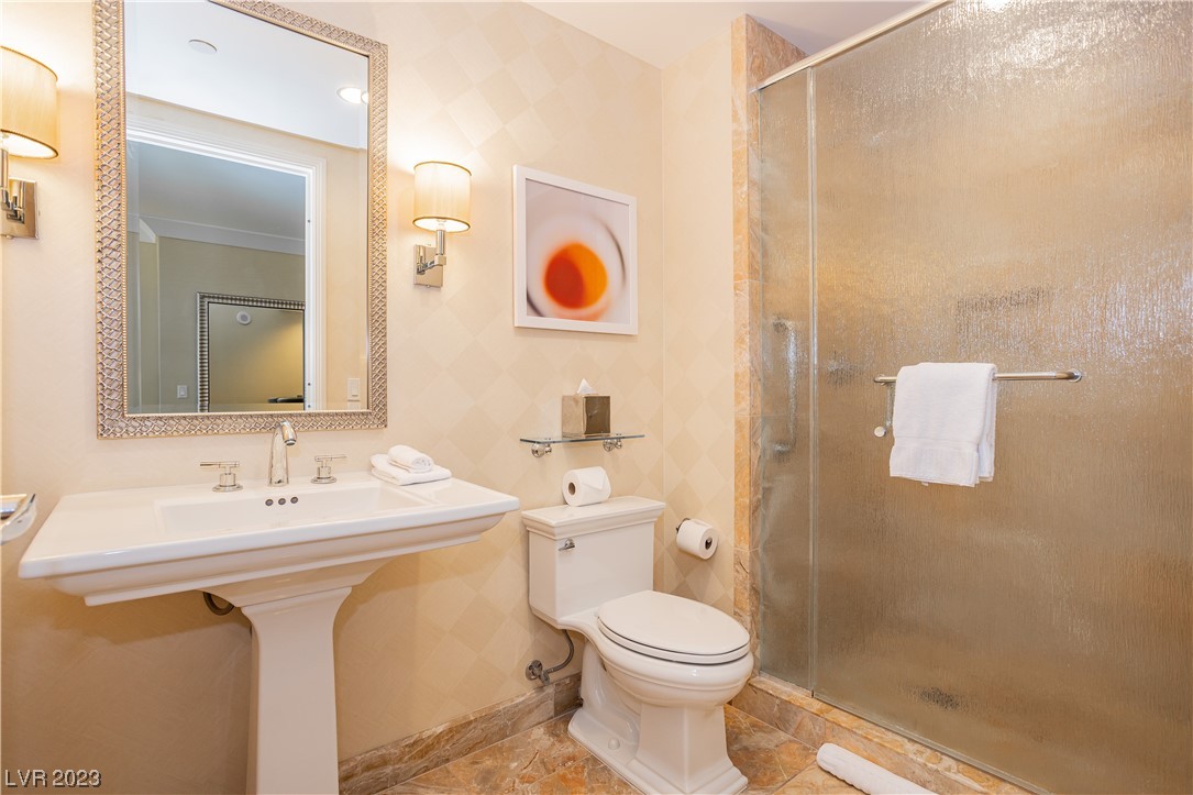 2000 North Fashion Show Drive 4511