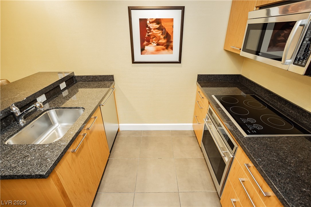 2000 North Fashion Show Drive 4511