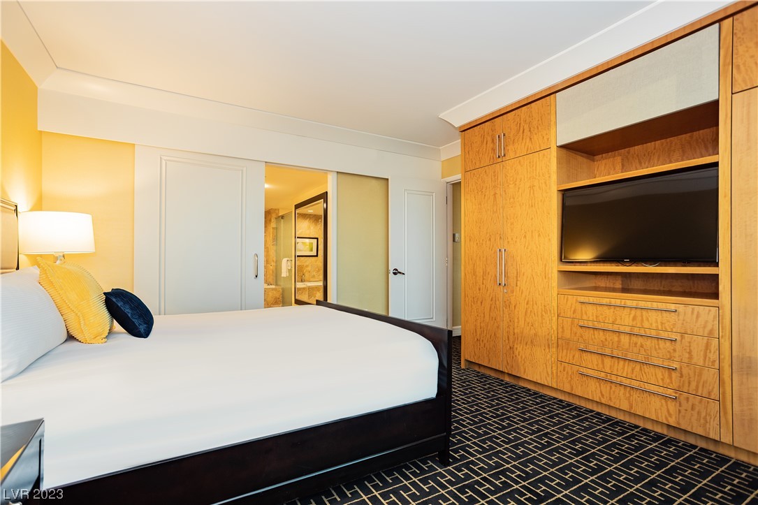 2000 North Fashion Show Drive 4511