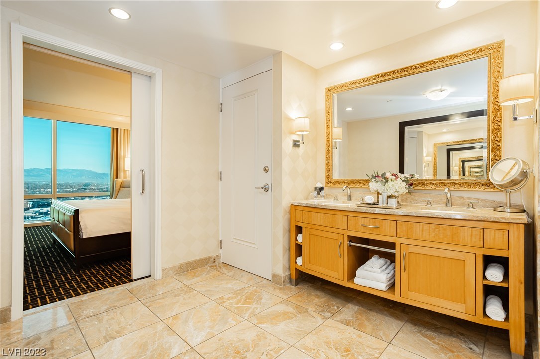 2000 North Fashion Show Drive 4511