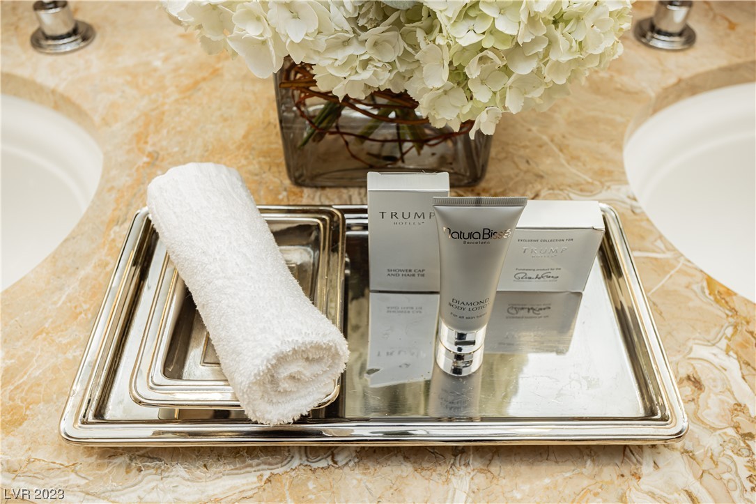 2000 North Fashion Show Drive 4511