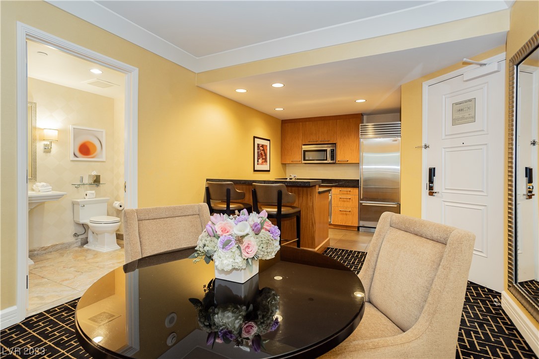 2000 North Fashion Show Drive 4511